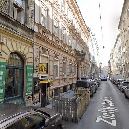 Free Parking Basilica Rob'S Home - Ac, Wi-Fi, Smart Tv Budapest Esterno foto