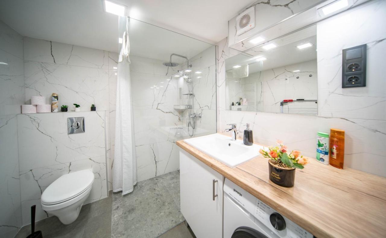 Free Parking Basilica Rob'S Home - Ac, Wi-Fi, Smart Tv Budapest Esterno foto